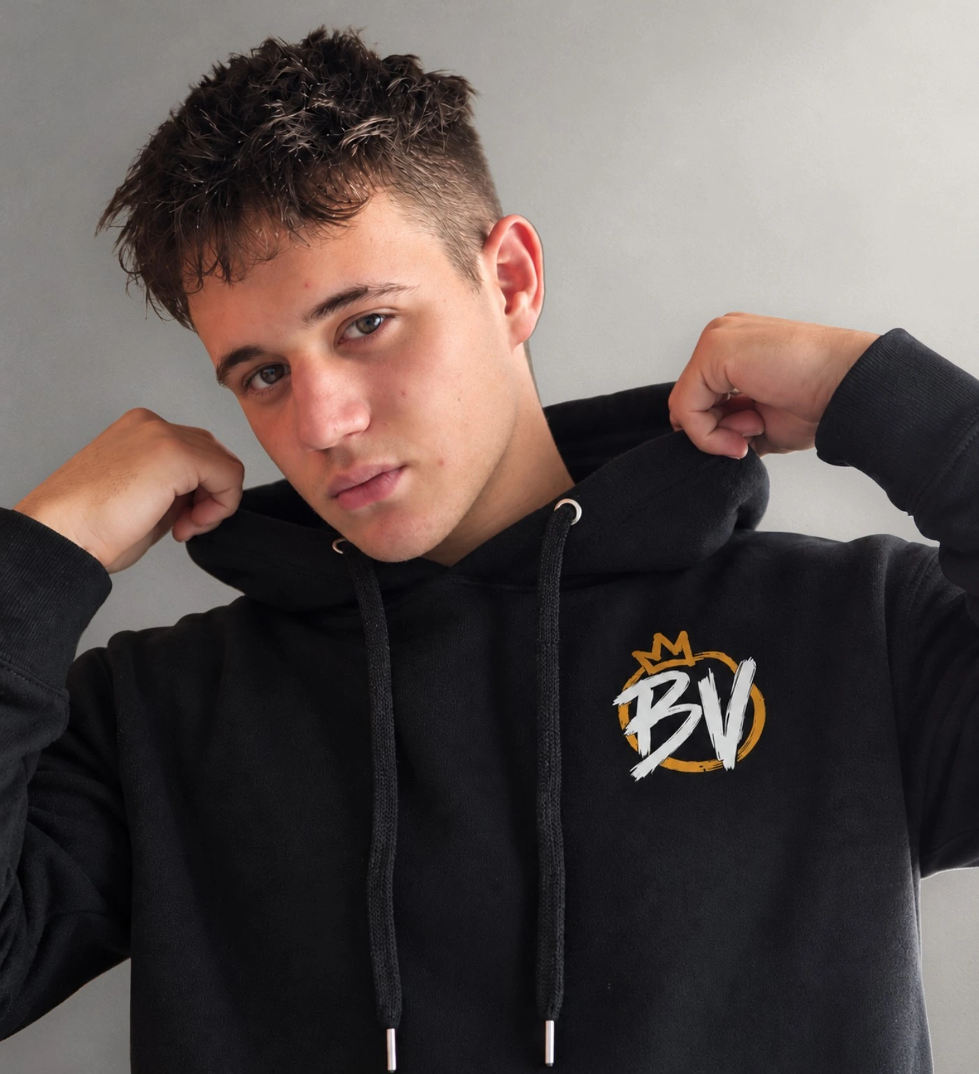 Hoodie negro Buena Vibra, detalle del logo BV